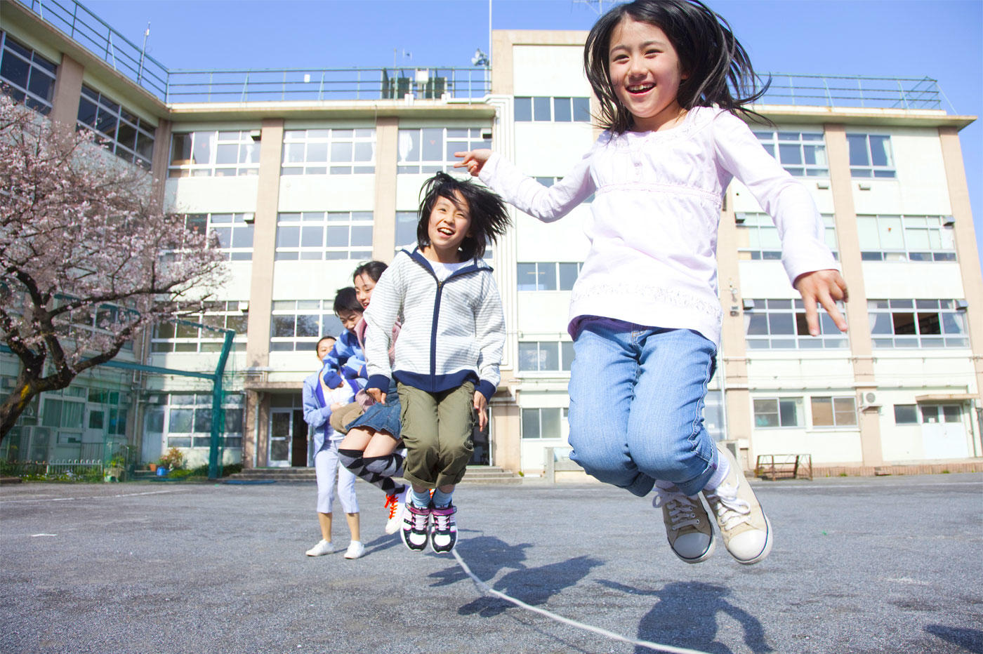 女子児童・生徒の運動量を増やすため、学校の校庭を子どもの視線で設計する