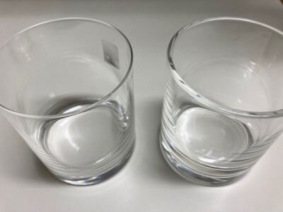 研究で使用したグラス（左が薄いグラス、右が厚いグラス）