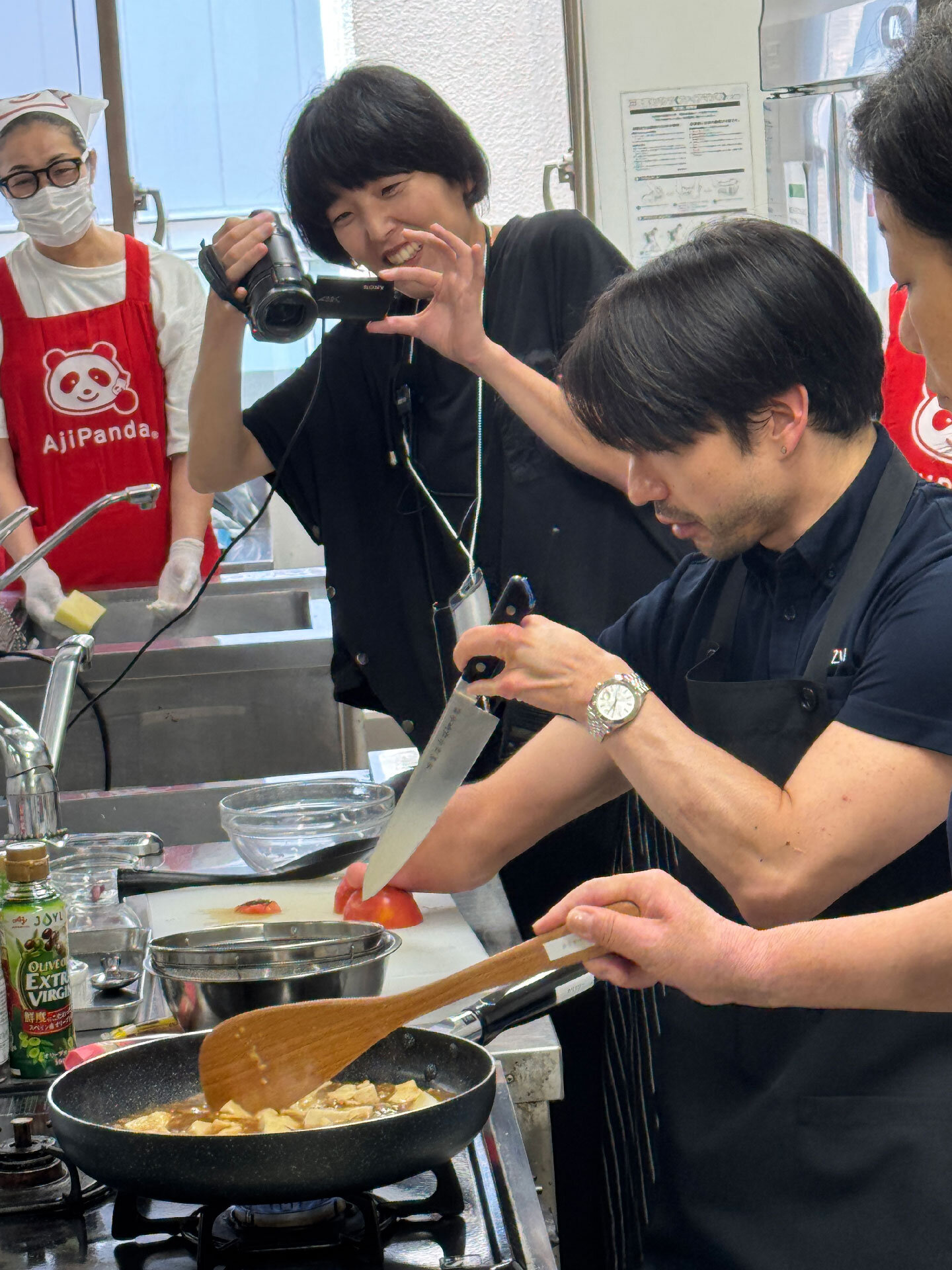 器用にトマトを切るタカ選手