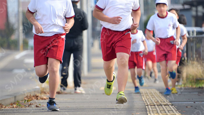 子どもの視力低下が深刻化！ 小学生3割、中学生６割、高校生7割が視力1.0未満に　令和6年度学校保健統計