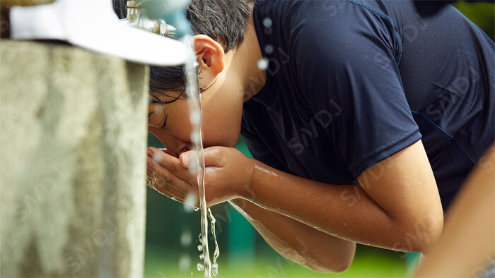 水分摂取による低ナトリウム血症・水中毒の系統的レビュー、その12％は運動に伴う摂取で発生